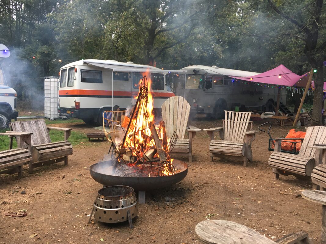 Vuurkorf bij camper